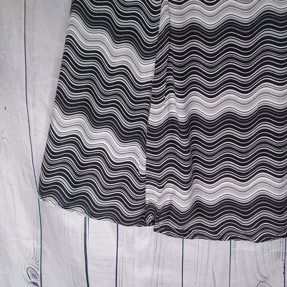 So Black and White Wave Pattern Wrap Skirt NWT - Picture 8 of 10